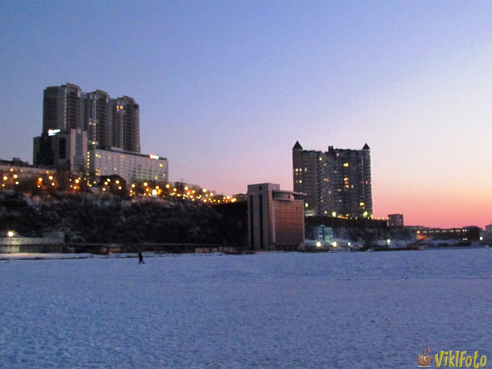 Фото сделано вечером со льда Амурского Залива 02.01.2018г. Город Владивосток.